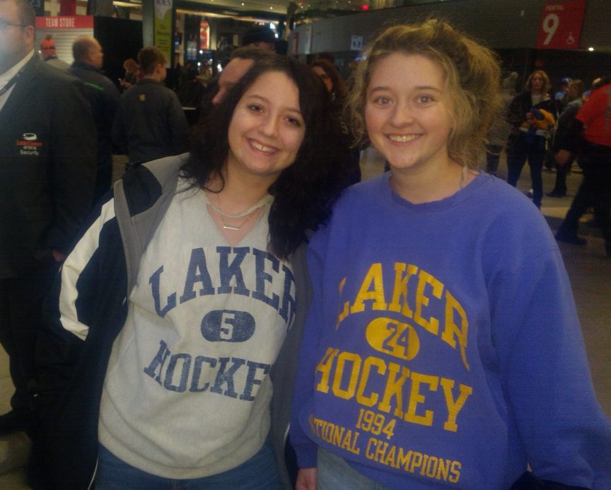 2 female Laker hockey fans