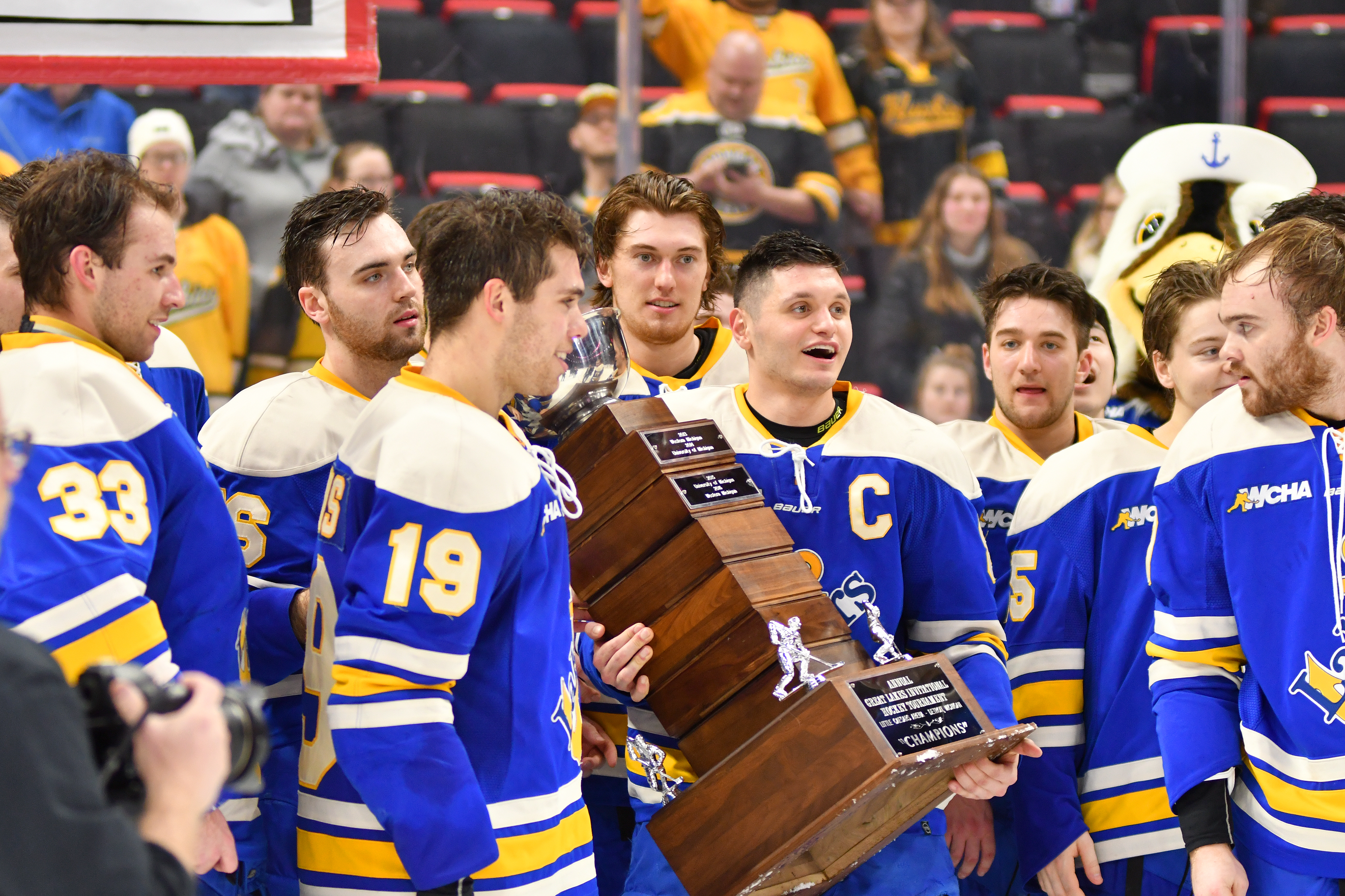 Laker hockey players with GLI trophy